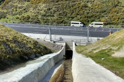Protección contra flujos de detritos y deslizamientos superficiales - Transmission Gully Motorway 2021