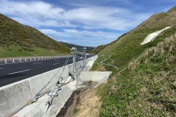 Protección contra flujos de detritos y deslizamientos superficiales - Transmission Gully Motorway 2021