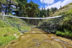 Protección contra flujos de detritos y deslizamientos superficiales - Hampton Forest Slash Barrier 2021