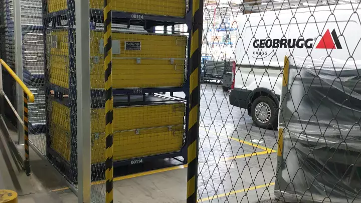 Protection contre les impacts - Opel warehouse pallet stack safety mesh 2021