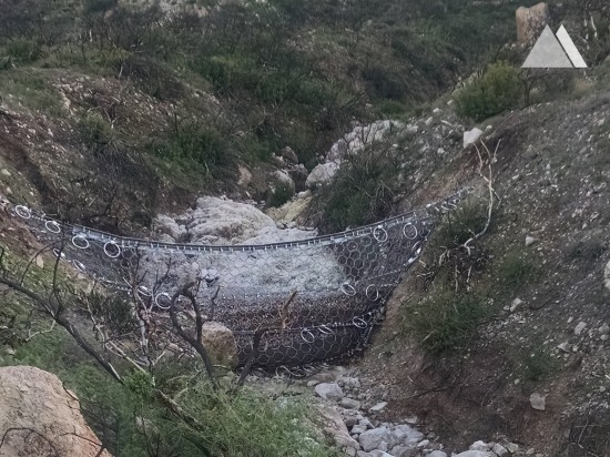 Ochrona przed spływami gruzowymi (rumowisko) i płytkimi  osuwiskami - Camarillo Springs emergency Debris Flow Barriers 2015