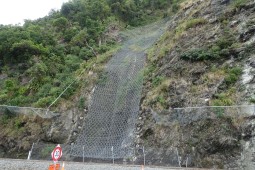 Protección contra flujos de detritos y deslizamientos superficiales - Kaikoura Coastal Pacific Rail (SH1) 2019