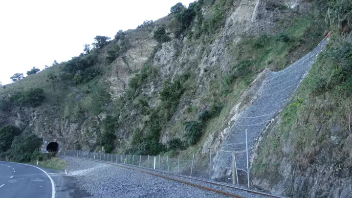 Protección contra flujos de detritos y deslizamientos superficiales - Kaikoura Coastal Pacific Rail (SK16) 2019